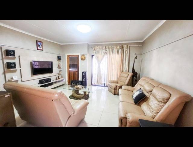 3 BEDROOM FREESTANDING FOR SALE IN STILFONTEIN EXT 1